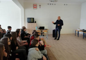 Na zdjęciu widać Andrzeja Kalinowskiego i słuchających w skupieniu uczniów.