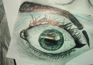 Studium rysunkowe oka. Praca wykonana miękkim ołówkiem w stylu zbliżonym do realizmu. Mocna, konturowa kreska podkreśla elementy anatomiczne oka. Światłocień uzyskany poprzez zastosowanie miękkiej, zróżnicowanej kreski pozwala wydobyć trójwymiarowość w rysunku.