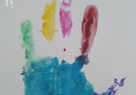 Odbitka graficzna dłoni jest przykładem na zastosowanie najprostszej z matryc, jaką jest nasza dłoń. Do wykonania odbitki użyto różnych kolorów farb, co podnosi atrakcyjność grafiki.