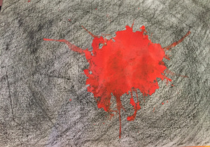 Praca malarsko-rysunkowa obrazująca wybuch wulkanu. Mocno czerwona plama o rozlanych, nierównych brzegach znajduje się na ciemnym, szarym tle. Rozlanie plamy uzyskano poprzez zastosowanie techniki fleksografii, co pozwoliło na uzyskanie efektu „poszarpania” brzegów plamy. Tło wykonane techniką rysunkową jest dynamiczne i z wyraźnie zaznaczoną kreską.