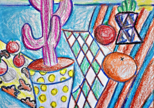 Martwa natura z kaktusami. Rysunek wykonany pastelami olejnymi w zdecydowanych, nasyconych i kontrastujących kolorach. W centrum znajduje się kaktus w donicy osadzony na podstawie. W głębi powtarza się mniejsza jego wersja oraz luźno rozmieszczone owoce. Podstawę i tło stanowią geometryczne, kubistyczne wzory co wzmacnia dekoracyjność rysunku. Z obrazu daję się wyczytać optymizm i pozytywna energię.