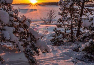 Przepiękny krajobraz zimowy - zachód słońca.